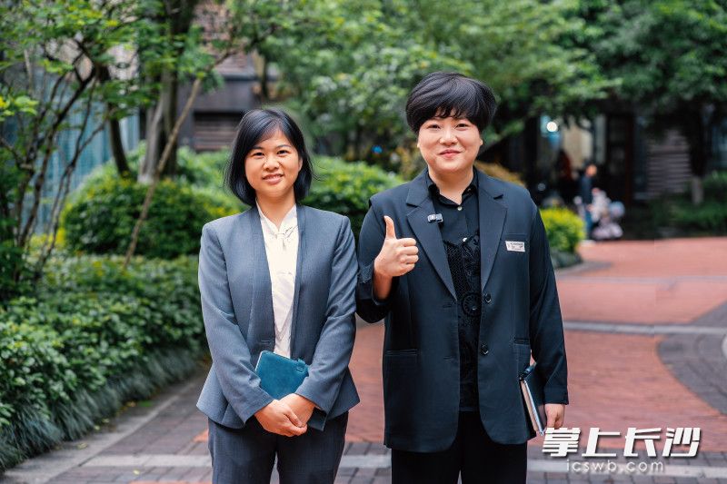 在雨花区井湾子街道井旺社区，社区党委书记石希（右）与五矿物业万境水岸项目经理郭静霞（左）每周四联合办公，轮流双向驻点。 全媒体记者 陈飞 摄