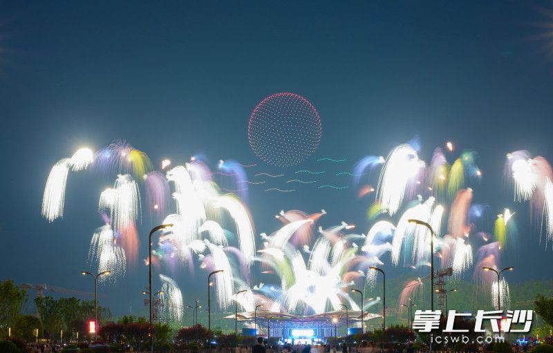 七彩祥云+无人机旭日东升震撼感动。长沙晚报全媒体记者 邹麟摄
