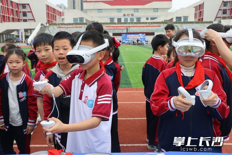 学生排队体验虚拟现实与增强现实。