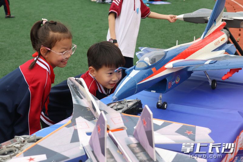 学生饶有兴致地观摩体验。