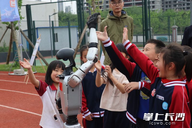 孩子们与机器人互动。