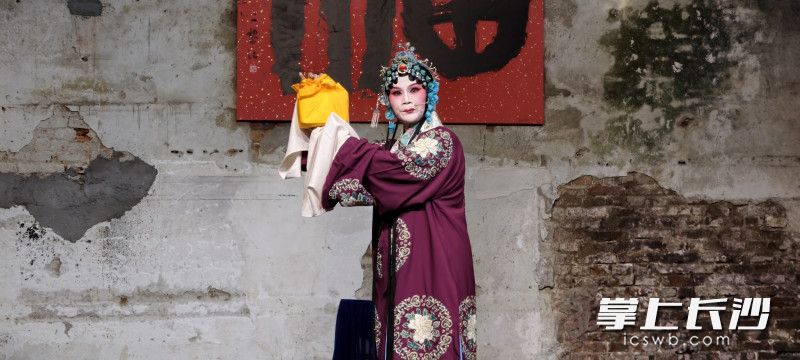 《穆桂英挂帅》表演。