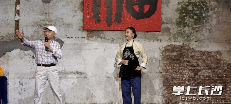 裴爹爹与著名花鼓戏表演艺术家钟宜淳老师的女儿聂安（右）即兴表演。