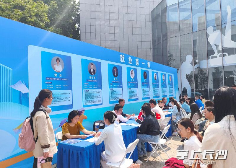 18日，“智汇潇湘 才聚湖南”2026年行动启动大会暨全省联动招聘活动现场人气火爆。长沙晚报全媒体记者 刘攀 摄