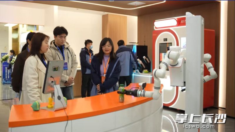 兴元科技的数智零售AI机器人在工作中。企业供图