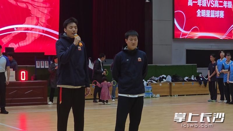 贾骐阳（左）与曹文锋（右）在赛前给明德学子寄语。