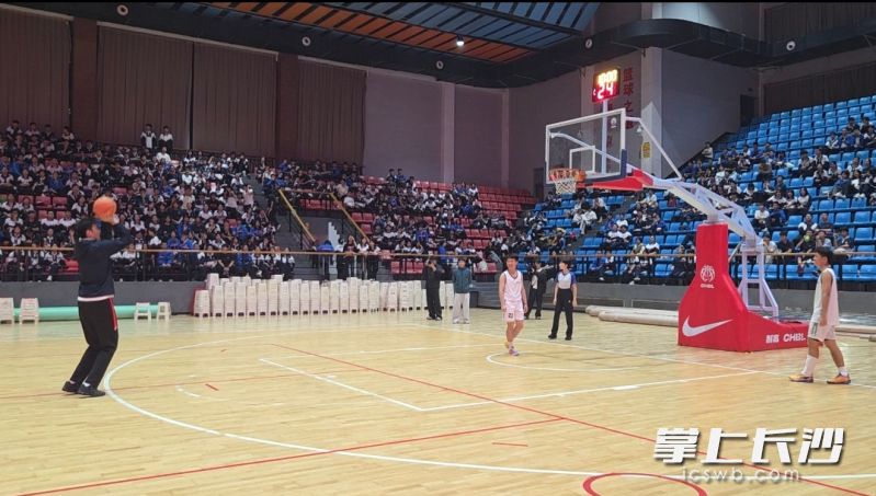 三分球大赛，曹文锋和贾骐阳分别加入两支队伍。