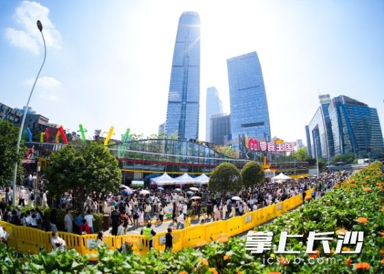 4月19日上午，零食王国门前排起长长的队伍。长沙晚报全媒体记者曹开阳 摄