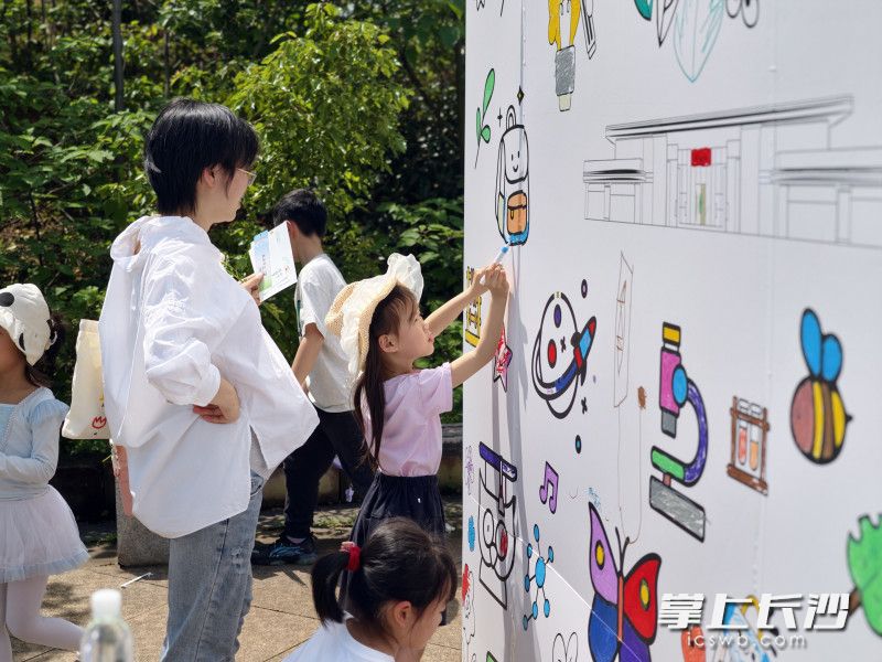 不少家长带着小朋友来体验。