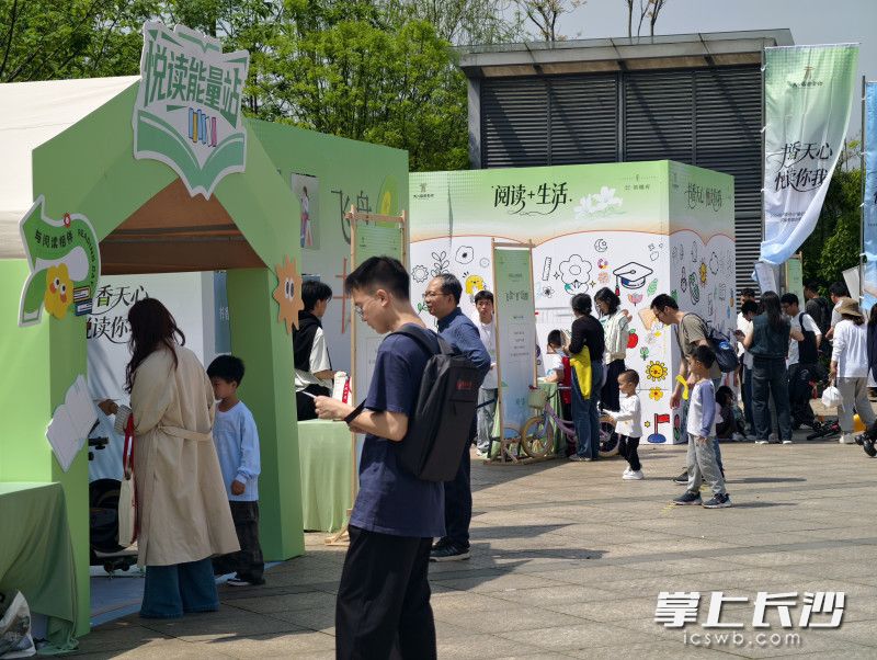 市民读者走出家门，来到公园，享受阅读乐趣。均为长沙晚报全媒体记者 易亿 摄