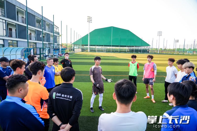 区楚良为守门员教练班的学员授课。