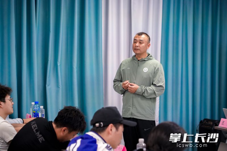 王立教授授课。