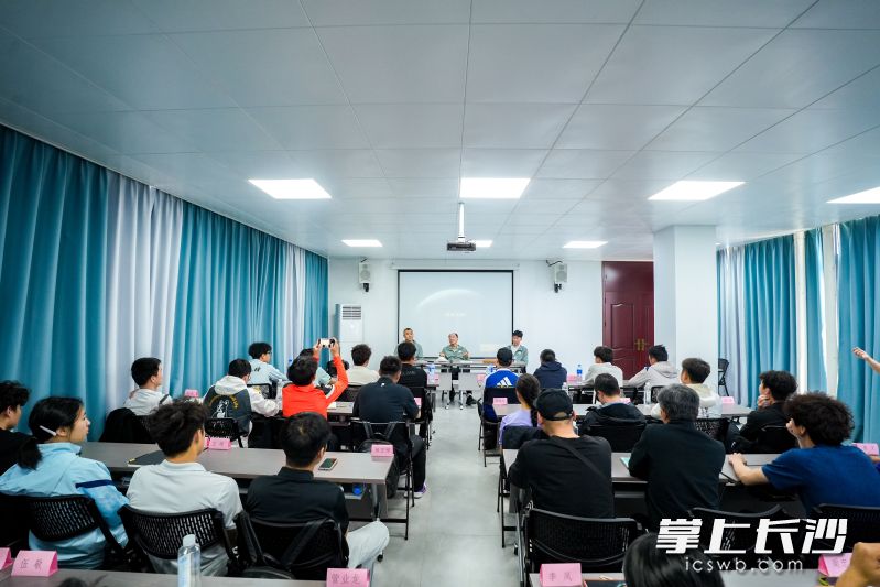 郭家明与全体教练员进行了专题座谈。