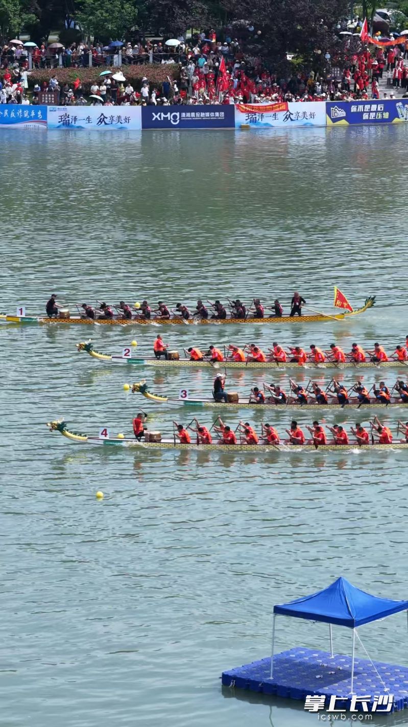 赛场上，参赛队员同心协力、挥桨疾驰，动作整齐划一、力量迸发。