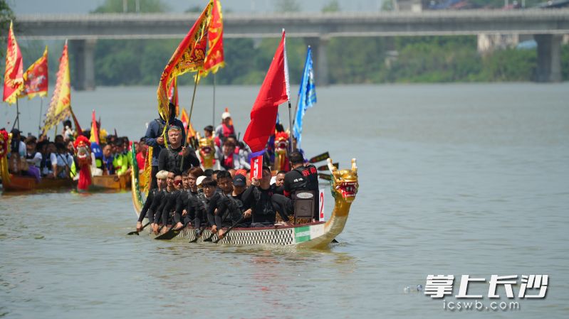 本次赛事为期两天，设置市州组、乡镇（街道）组22人标准龙舟100米、200米、500米直道竞速，以及慈利县内传统龙舟500米直道赛两大板块。