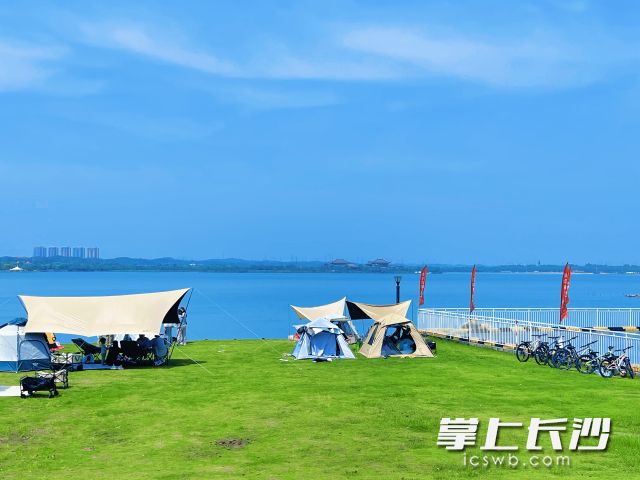 南风轻拂，市民走出家门，尽情享受难得的春日暖阳。长沙晚报全媒体记者 舒元臻 摄