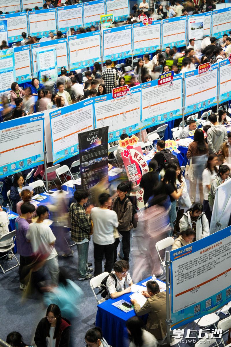“智汇潇湘 才聚湖南”2026年行动在长沙启动，主会场招聘现场人头攒动。 均为长沙晚报全媒体记者郭雨滴摄