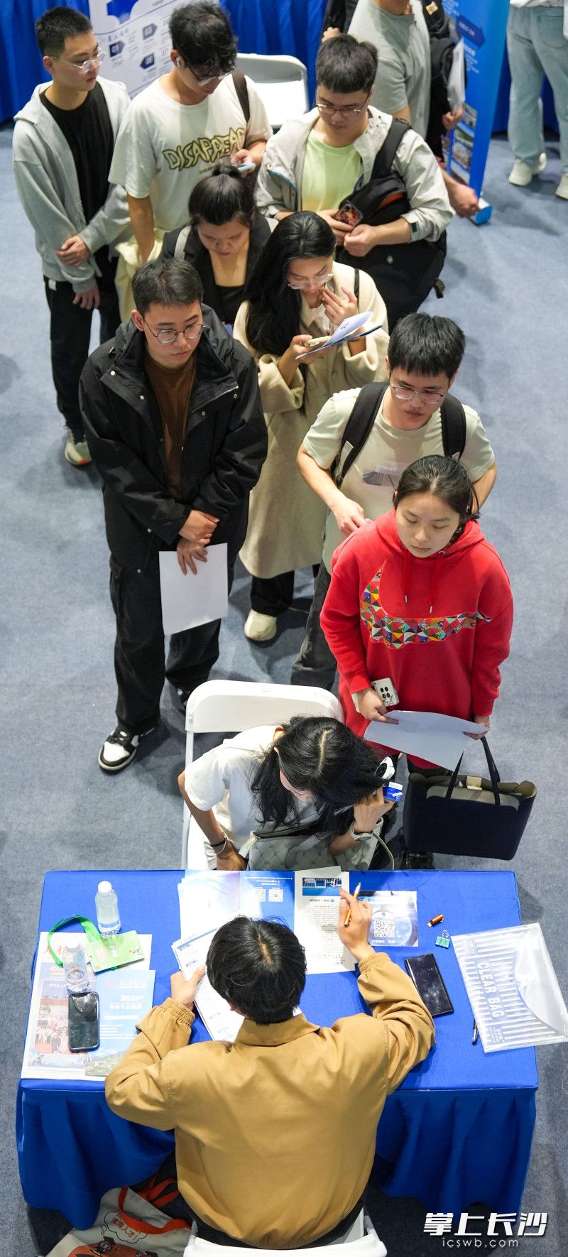 湖南大学会场内，学子们有序排队。