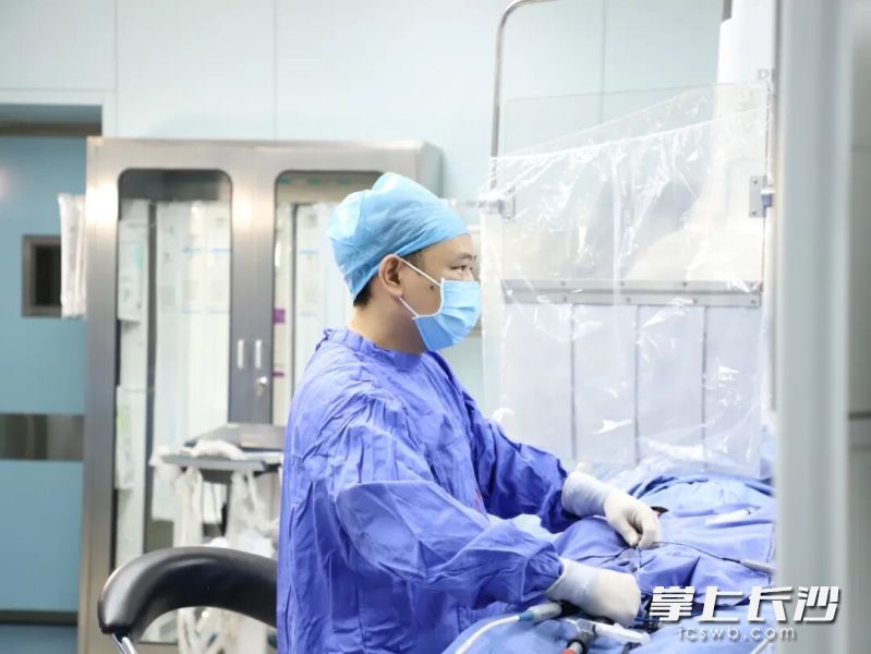 救护车将罗先生直接送到长沙市第四医院导管室，此时医师早已严阵以待，迅速开展手术。 医院供图