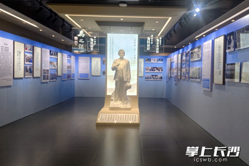 校史馆一楼，展示了张履谦院士对航空事业的卓越贡献以及他书法作品。 长沙晚报全媒体记者 张炎炎 摄