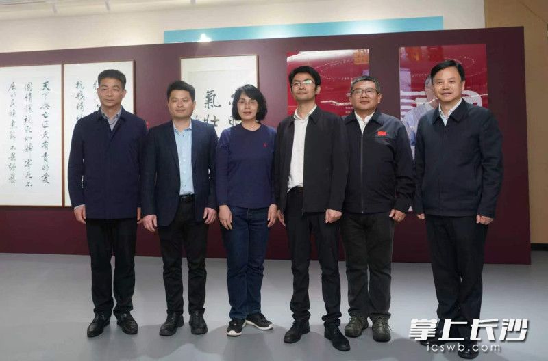 师大附中负责人与嘉宾一起参观展览。 长沙晚报通讯员 梁文婷 摄