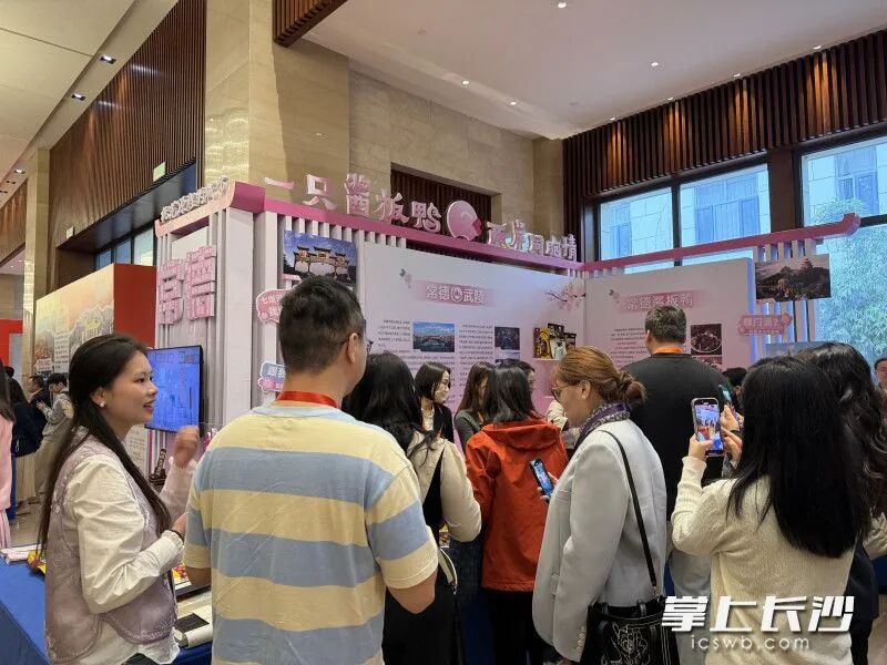 酱板鸭展台吸引了不少台湾青年。 酱板鸭展台吸引了不少台湾青年。