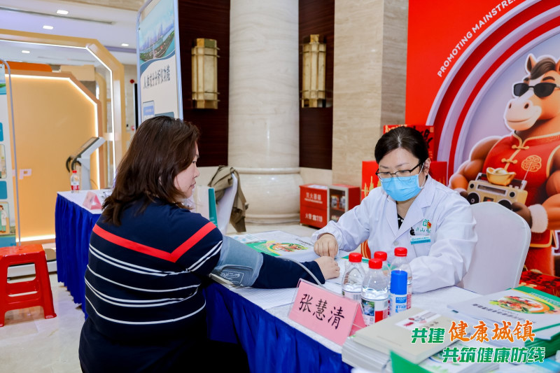 在活动现场，7个便民健康服务区同步开放。