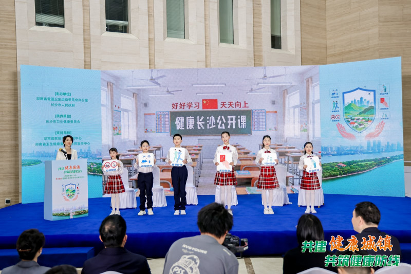 孩子们化身“健康小哨兵”。