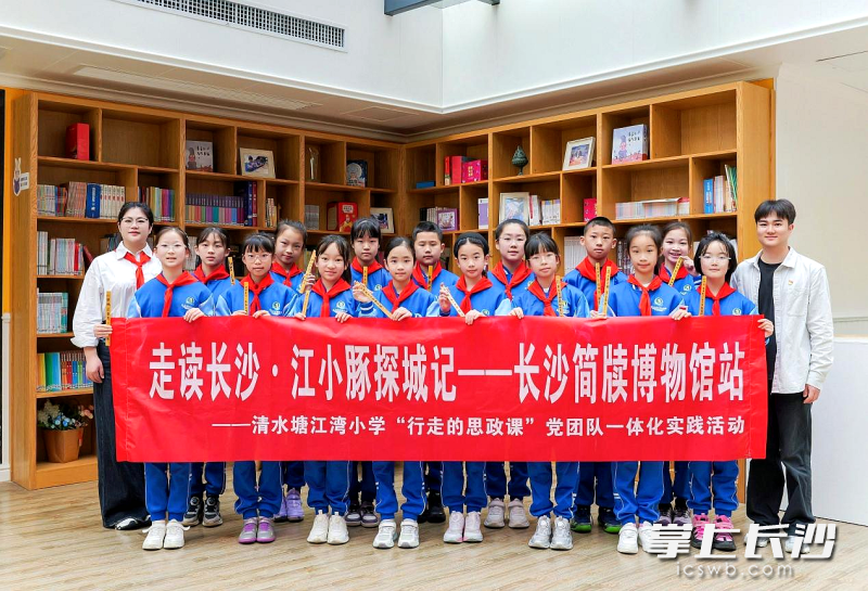 “行走的思政课”让少先队员们在实践中知家乡、爱家乡，进而厚植爱国情怀。