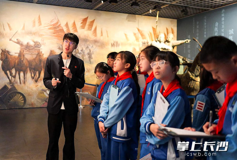 清水塘江湾小学“行走的思政课”实践活动走进长沙简牍博物馆。均为长沙晚报全媒体记者 贺文兵 摄