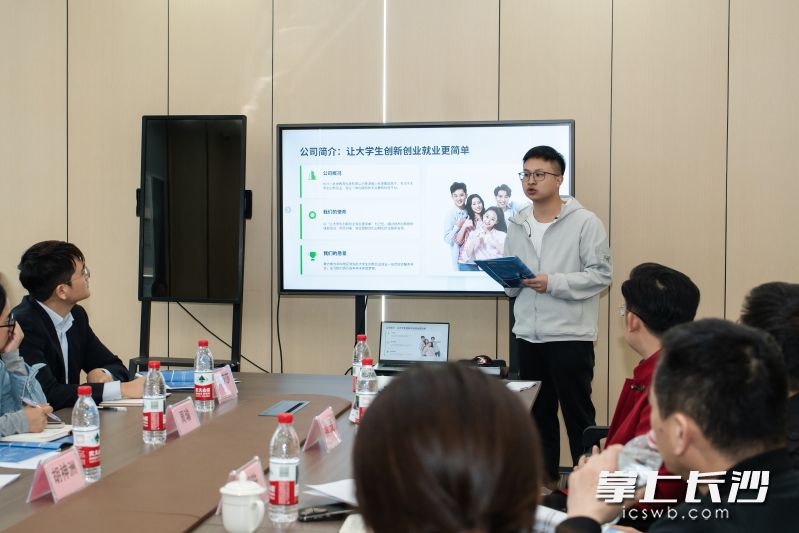企业创始人为银行代推介项目。 均为长沙晚报全媒体记者李卓摄