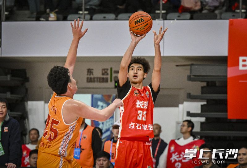 长沙队寻坤桃外线三分出手。 均为长沙晚报全媒体记者余劭劼摄