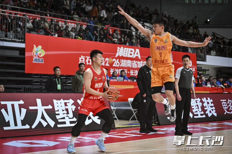 长沙队卢佳宁摆脱防守内线突破。
