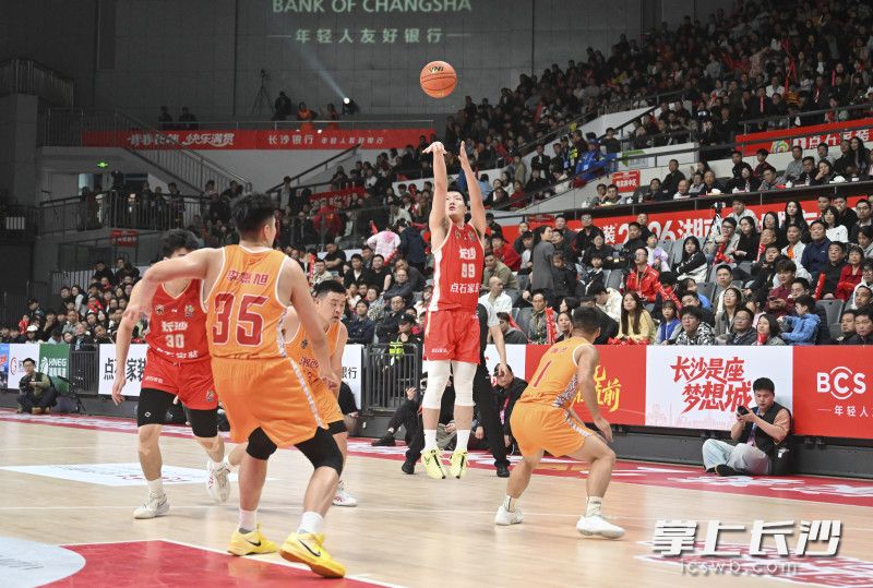 长沙队曹文锋三分出手，本场比赛他轻松砍下25分。