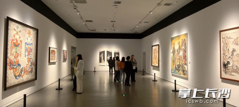 当代美术作品展厅。