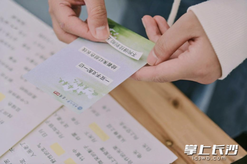 词句拼诗游戏带来创意惊喜。 词句拼诗游戏带来创意惊喜。