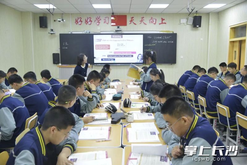 4月10日,长沙名师团队一行先后前往阿勒泰地区布尔津县高级中学、吉木乃县高级中学开展走访交流。此次活动集名师示范、专题讲座、工作站揭牌、县域走访于一体,为两地教育交流搭建起常态化、专业化、长效化合作平台。长郡中学供图 4月10日,长沙名师团队一行先后前往阿勒泰地区布尔津县高级中学、吉木乃县高级中学开展走访交流。此次活动集名师示范、专题讲座、工作站揭牌、县域走访于一体,为两地教育交流搭建起常态化、专业化、长效化合作平台。长郡中学供图