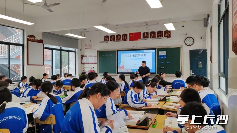 2025年10月16日下午,长沙市名师农村工作站白箬中学站、东城中学站、高桥中学站等10多所学校的30多位物理教师齐聚一堂,通过“课例观摩+互动评课+专题讲座”的方式,共同探索“实验导向”的物理教学新路径。彭向红 供图 2025年10月16日下午,长沙市名师农村工作站白箬中学站、东城中学站、高桥中学站等10多所学校的30多位物理教师齐聚一堂,通过“课例观摩+互动评课+专题讲座”的方式,共同探索“实验导向”的物理教学新路径。彭向红 供图