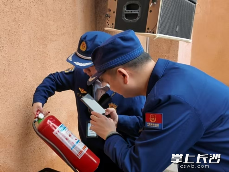 图为监督执法人员在检查中。 长沙晚报通讯员 方圆 摄