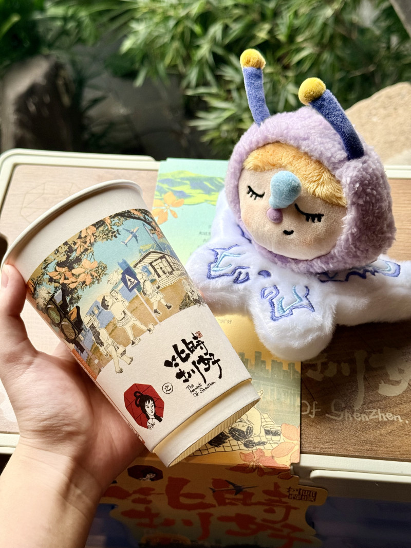 周边文创上，茶颜悦色推出“此时圳好”深圳专属主题系列，涵盖定制纸杯、明信片、城市限定礼盒等。