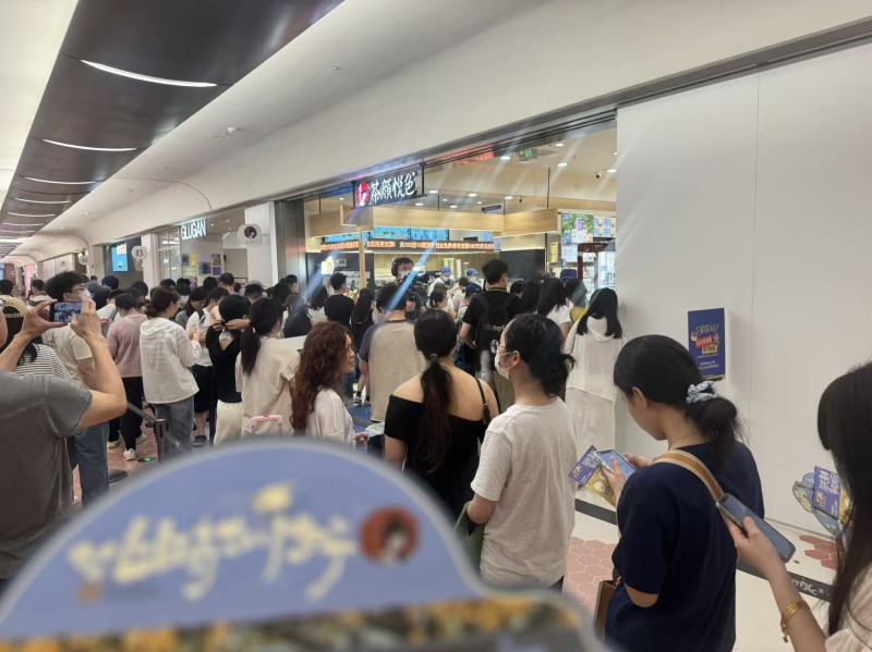 4月22日，茶颜悦色深圳湾万象城店开业，人气火爆。均为通讯员 刘巧芳供图
