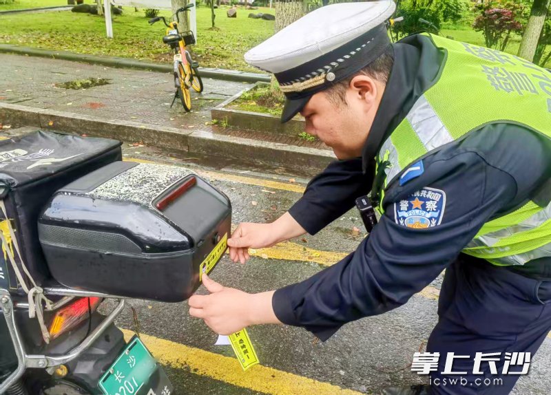 整治行动中交警送出反光贴。 均为长沙晚报全媒体记者张洋子摄