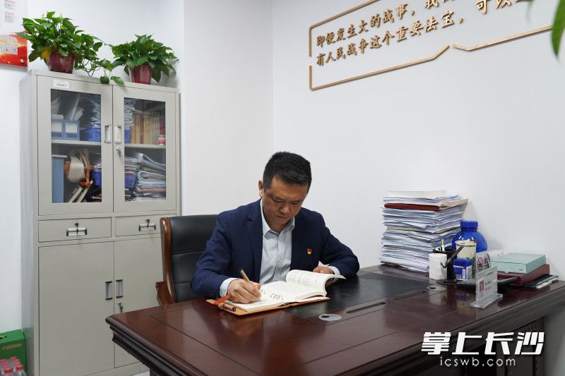长沙市天心区城南路街道党工委委员、政法委员黄志敏。市委政法委 供图