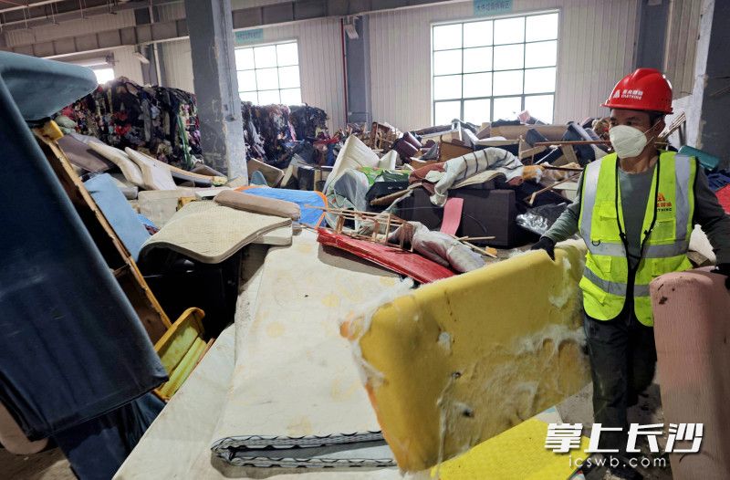 湖南金龙智造大件垃圾项目基地，工人在分拣废旧家具、家电等大件垃圾。