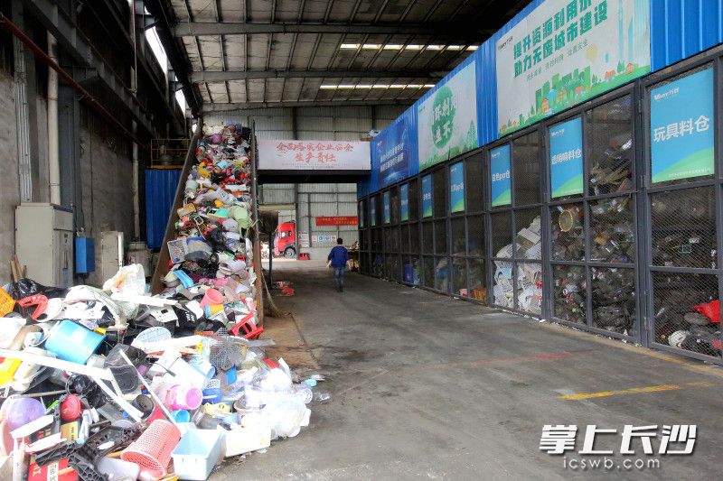 湖南万容可回收物项目基地，能够近距离观察废纸、塑料、玻璃、金属等各类可回收物，从人工精细化分拣、机械压缩到规范打包的完整处理流程。均为长沙晚报全媒体记者 贺文兵 摄