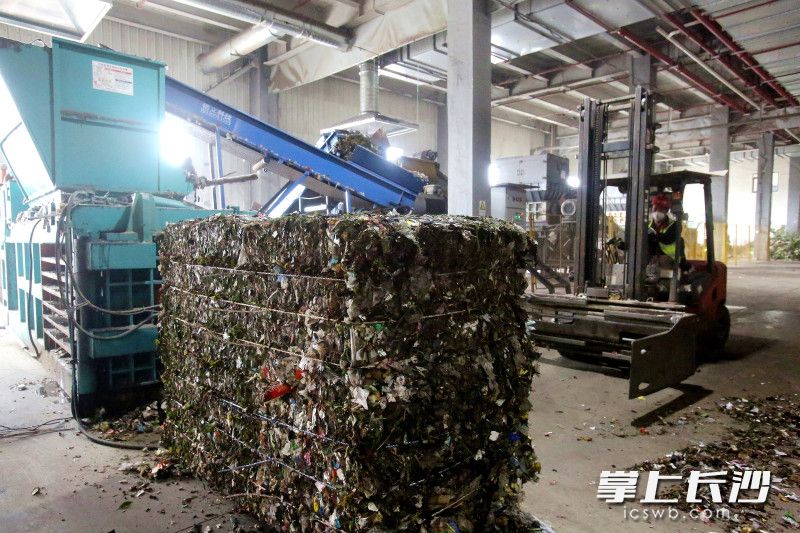 湖南金龙智造大件垃圾项目基地，将旧家具、家电等大件垃圾破碎后压缩打包再利用。
