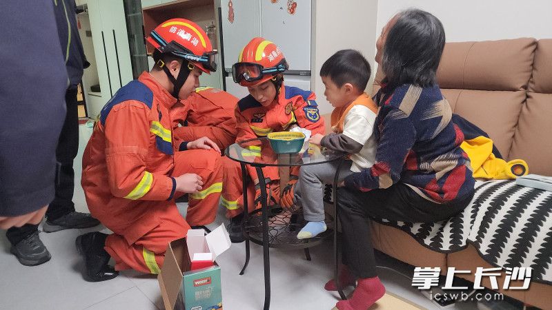 消防员正在进行营救。 长沙晚报通讯员 杨慧 摄