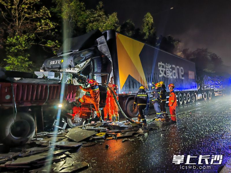 图为救援现场。 长沙晚报通讯员 王磊 摄  
