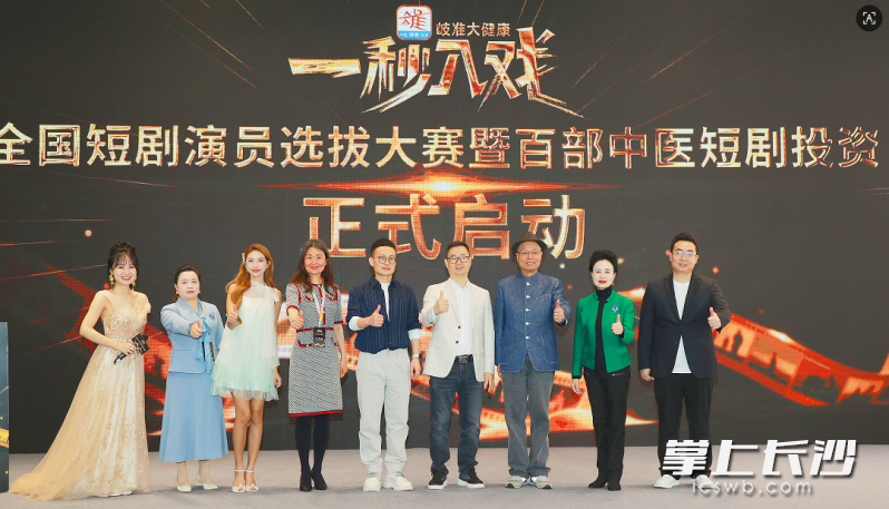 李力持（右三）与嘉宾合影。