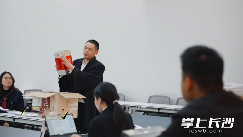 雨花区法院巡回法庭审理一起商标侵权纠纷。均为法院供图